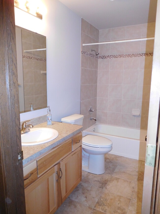 Baño de cerámica nuevo - 511 Madison St Unidad 1