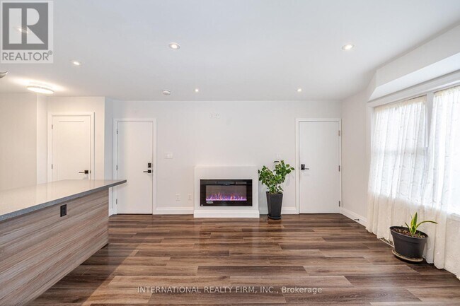 Photo - 372 Lakeshore Rd W Unité 2