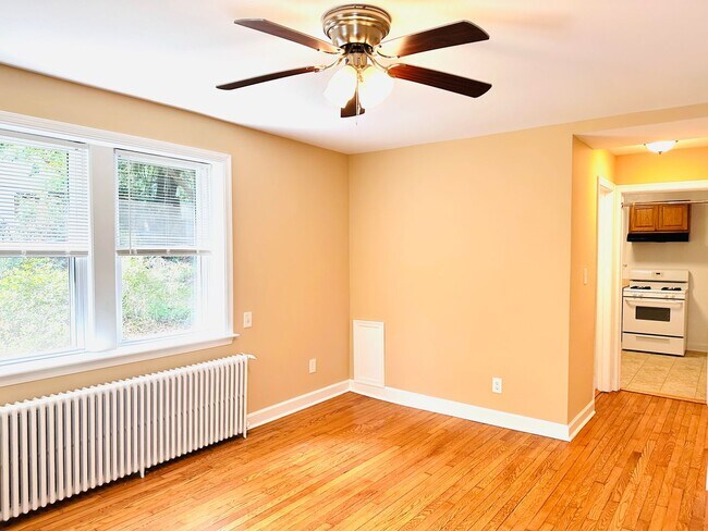 Building Photo - 907 Hudson Ave Unit 3