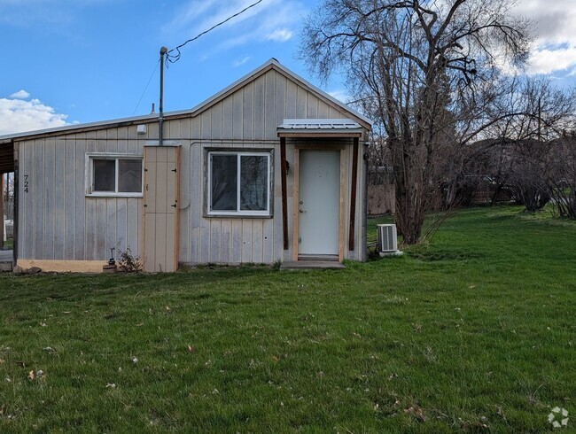 Building Photo - 2 bedroom 1 bath single family home on qui...