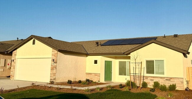 Building Photo - Make yourself at home in this delightful Delano single-family residence!