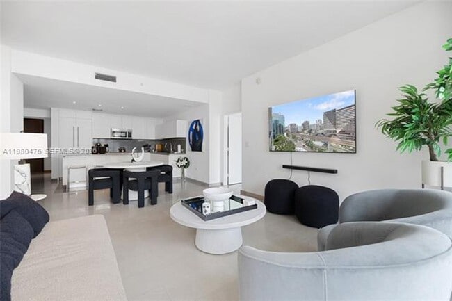 Photo - 88 SW 7th St Unidad 88 SW 7th St # 1010