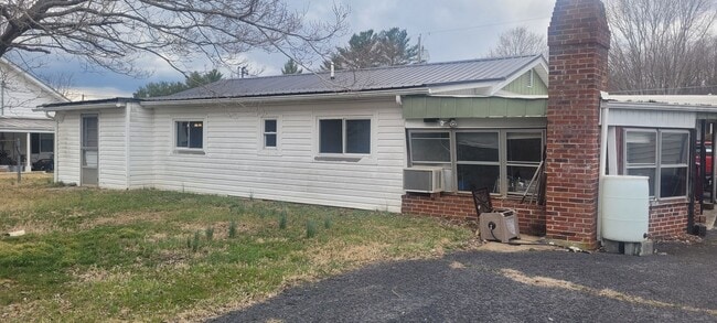 Photo - 3bedroom 1bath Ranch style home on level lot one story