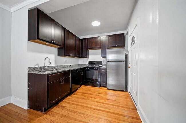 Photo - 639 W Roscoe St