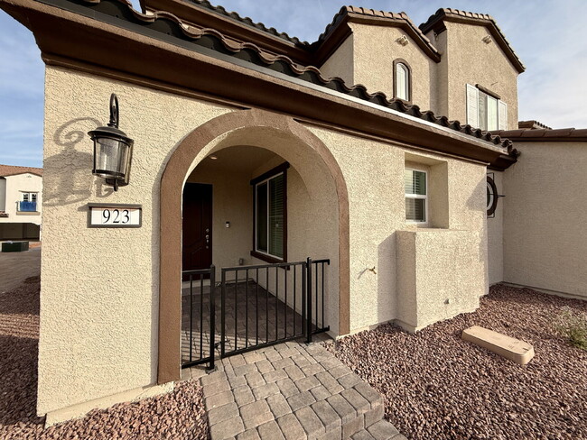 Photo - 3 BED 2.5 BATH 2 CAR GARAGE TOWNHOUSE IN CADENCE HENDERSON WITH LOFT