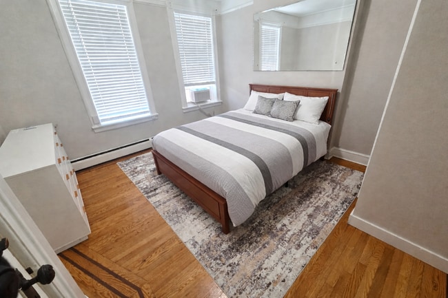 bedroom 1 - 391 Woodlawn Ave Unit 1
