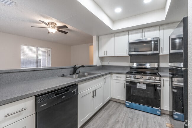 2BR, 2BA - 948SF - Kitchen
