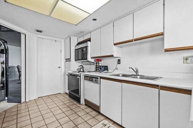 Photo - 1900 Consulate Pl