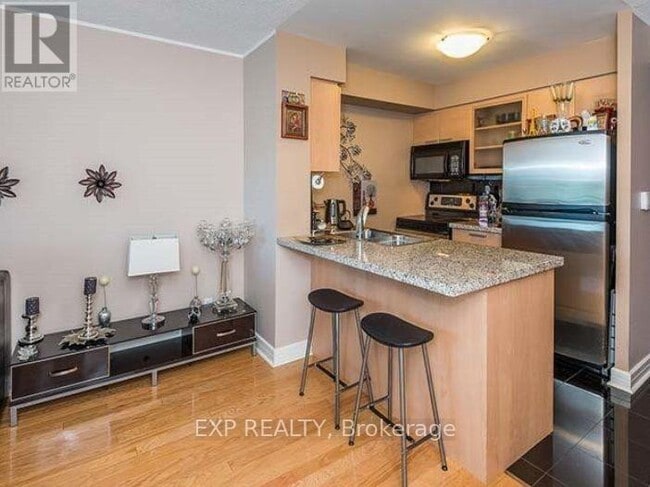 Photo - 18 Harrison Garden Blvd Unité 411