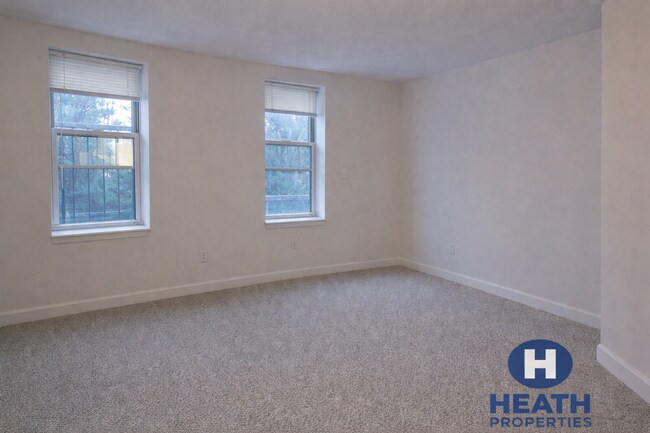 Photo - Central Location, Eat-in Kitchen, Laundry on a Site, Steps from the Bus Stop
