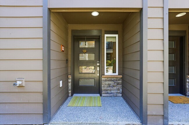 GORGEOUS Edmonds 2 Bedroom Primary Suites - Plus Flex Space