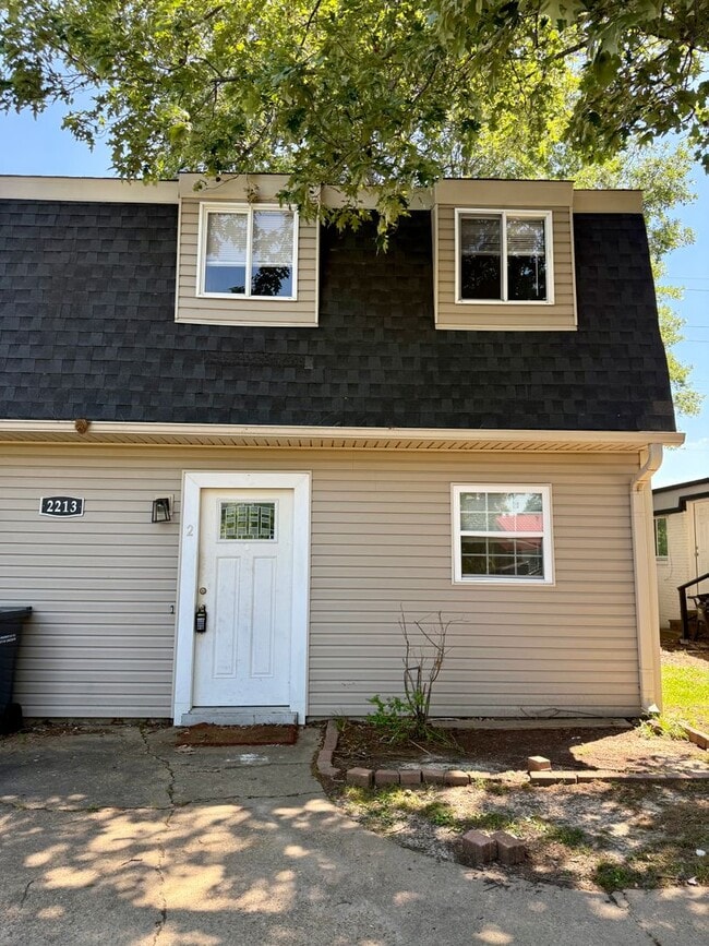 Building Photo - 2213 Spence Cir Unit 2