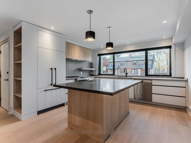 Photo - 157 Roslin Ave Unit Main