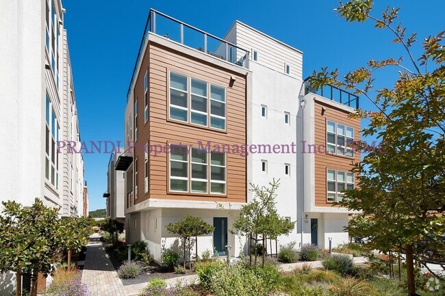 Building Photo - Incredible Townhome Built in 2021 with Views!