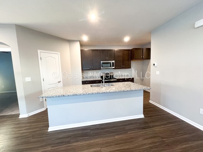 Photo - 521 Rochdale Run