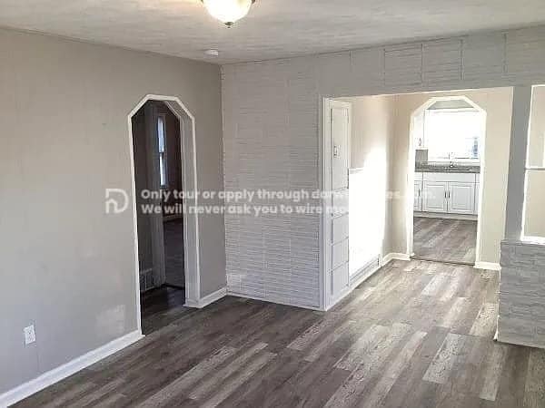 Photo - 6833 Walrond Ave