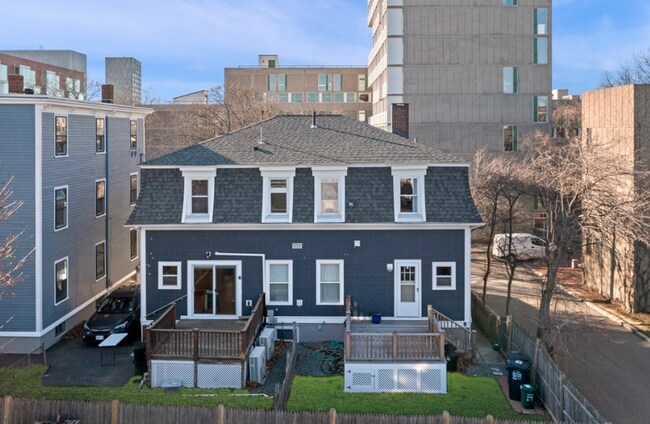 Photo - 202 Banks St