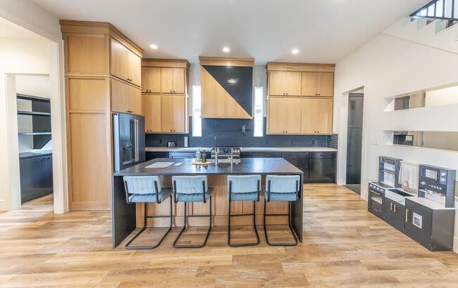 Photo - 18 Wilshire Blvd