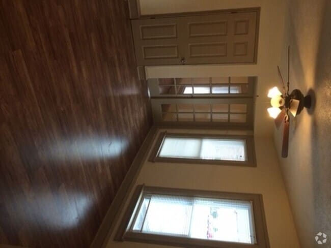 Building Photo - 356 Arch St Unit 356 1/2 Rental