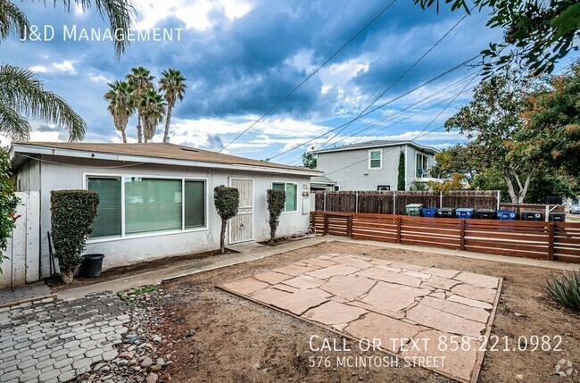 Building Photo - Renovated Duplex w/ Parking and Fenced Yard Rental