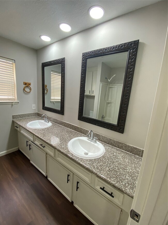 Photo - 2819 Colony Dr