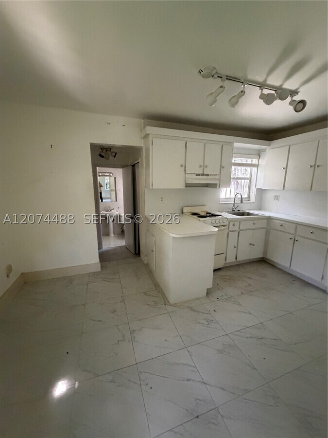 Photo - 631 NE 60th St