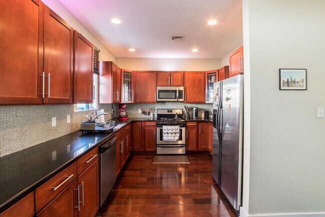 Photo - Three Bed Graduate Hospital Home