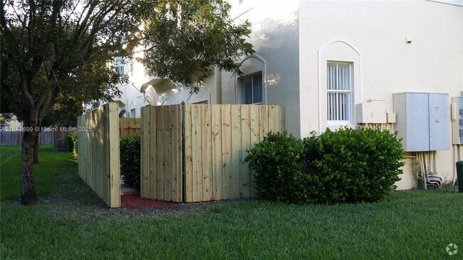 Building Photo - 1536 SE 26th St Unit 105 Rental