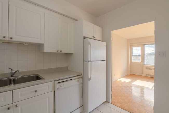 Building Photo - 3555 Chem. de la Côte-des-Neiges Unit 1812