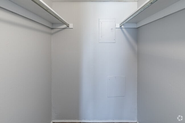 2BR, 2BA - 910 SF
