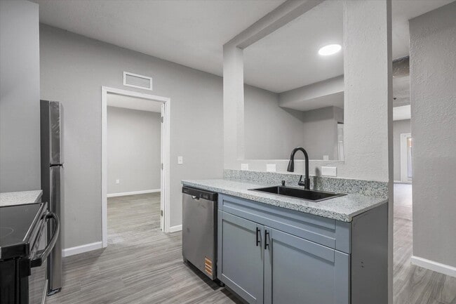 Photo - 401 Putnam Dr