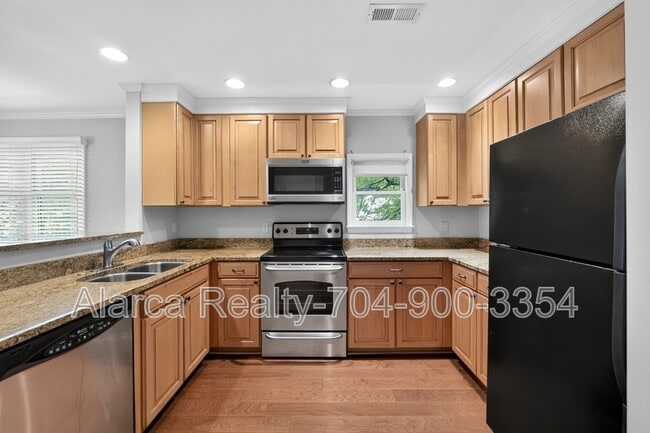Building Photo - 333 Circle Ave Unit #R