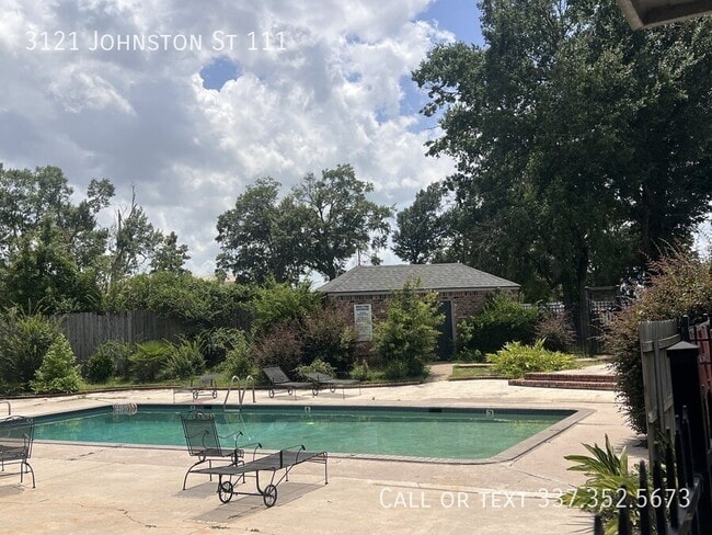 Building Photo - Modern 1-Bed Condo with Pool Access - Walk to Moncus Park Unit 111
