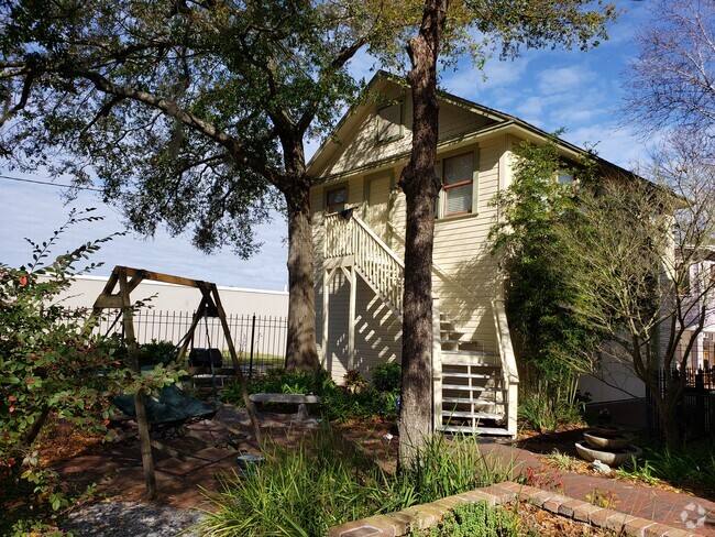 Building Photo - 35 E 2nd St Unit Carriage House