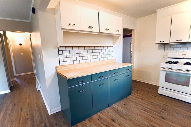 Photo - 423 Lawrence Ave