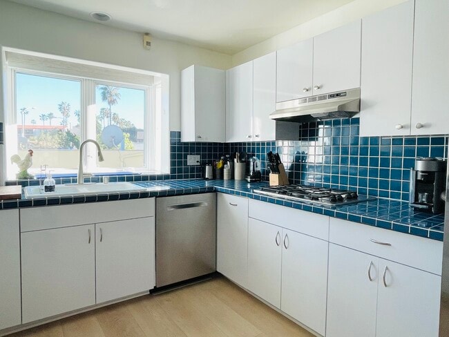 Cocina - 6620-6624 La Jolla Blvd