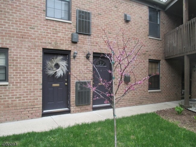 Building Photo - 181 Long Hill Rd Unit 4