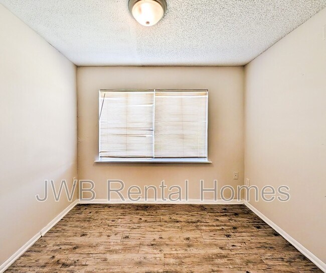 Photo - 1612 Alfen St