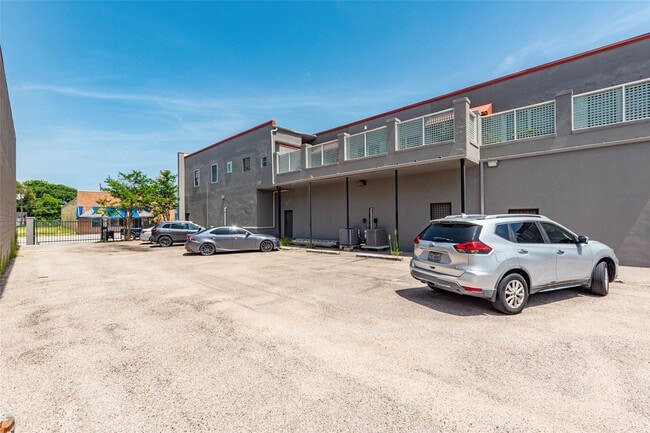 Building Photo - 1413 23rd Street Rear Unit 10