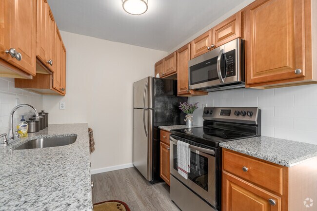 2BR, 1BA - 850SF - Kitchen - Audubon Court Apartments