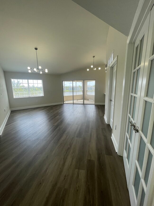 Building Photo - 2850 N Oakland Forest Dr Unit 2850 #305