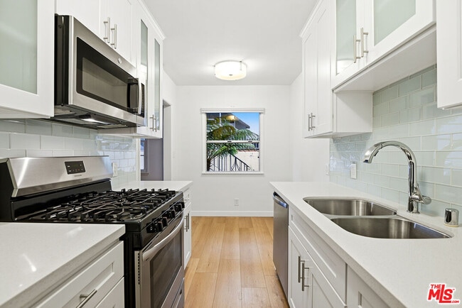 Photo - 1944 S Beverly Glen Blvd Unidad 2