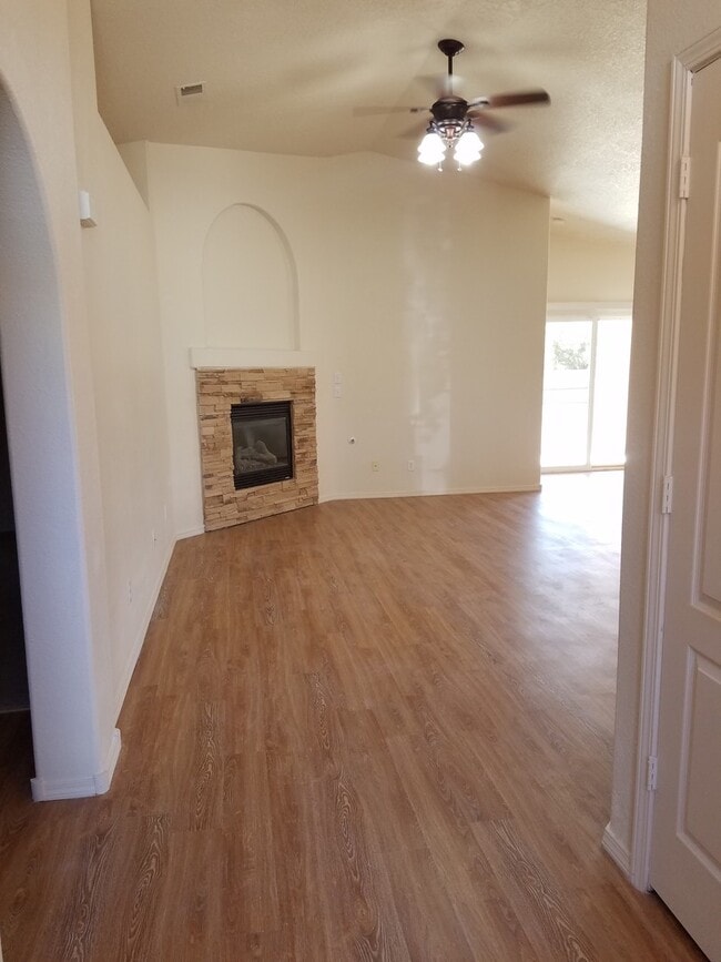 Photo - 3 bed, 2 bath, 1400 sq ft home in Huning Ranch - New Carpet