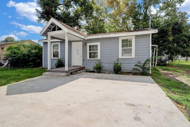 Photo - 7438 Bywood St