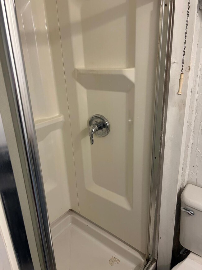 bathroom - 417 Ambridge Ave Unit furnished lower