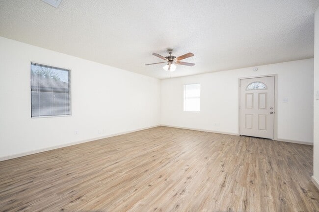 Photo - 705 N 1st St