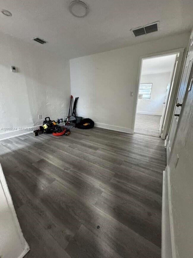 Photo - 1121 NW 40th St Unit 2
