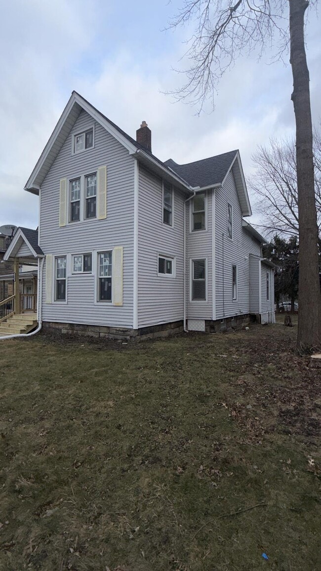 Photo - 1447 W 101st St Unit #2 Upper