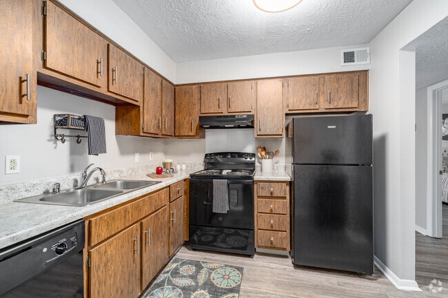 2BR, 1BA - 941SF - Kitchen - Royal Arms of Bowling Green