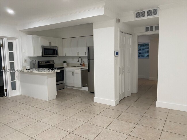 Building Photo - 1 Edgewater Dr Unit 103